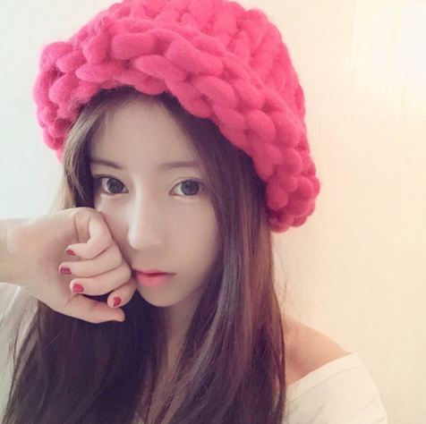 สาวเกาหลีสุดสวย กับหมวกถักด้วยไหมบิ๊กลูป สีแดงแตงโม
